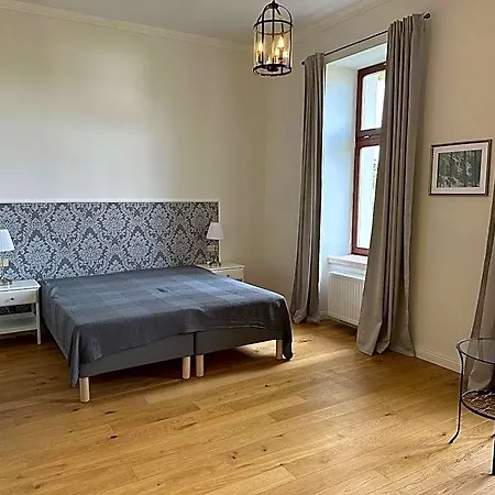 Zamek Jenisovice 3* Mělník